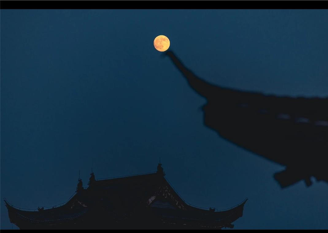 其实我们都知道中秋是一个团圆节，只要饭桌上一个都不少的都在，无论这段话是否丰盛都