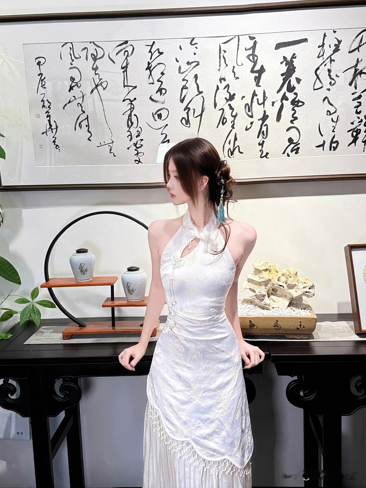 什么样的穿搭可以成为气质女神?
『东方美学ℓ云肩织梦』
月白流光，云肩锁翠。一袭