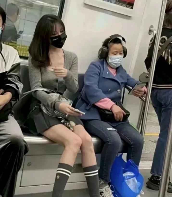 在地铁看到心仪的人，打算上去要电话。
求网友帮忙出个主意，我该说句什么话才能搭讪