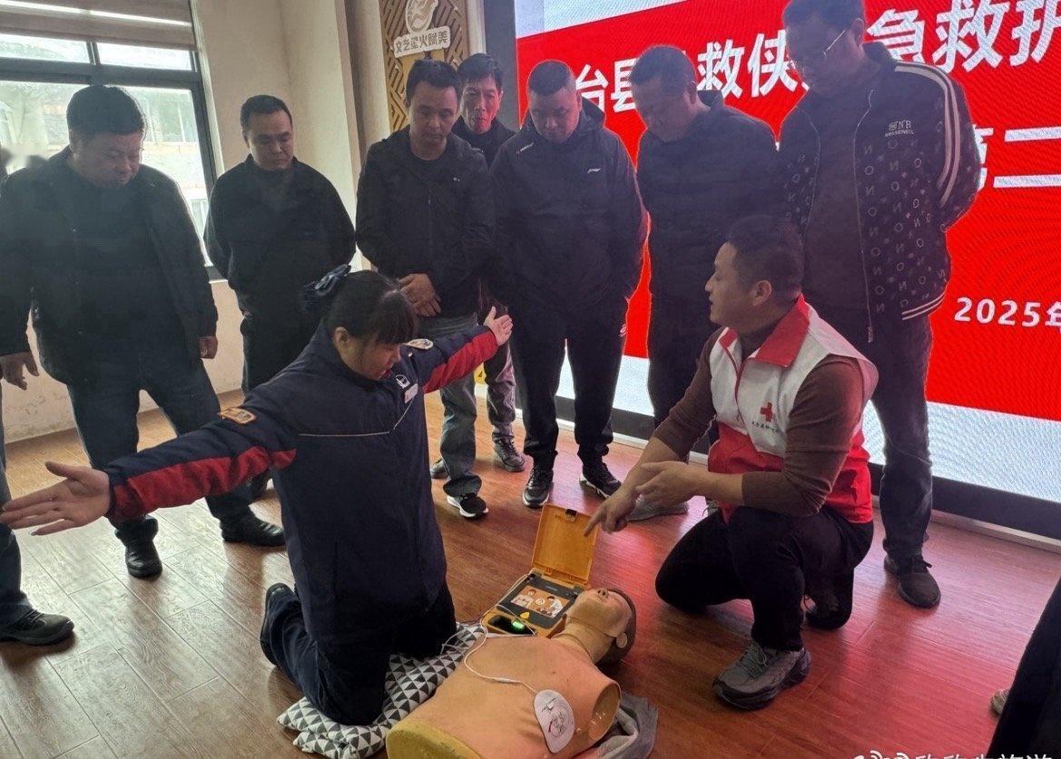 台州急救侠再上线解锁硬核急救技能村民们学习热情高涨，纷纷主动参与实操练习，在讲师