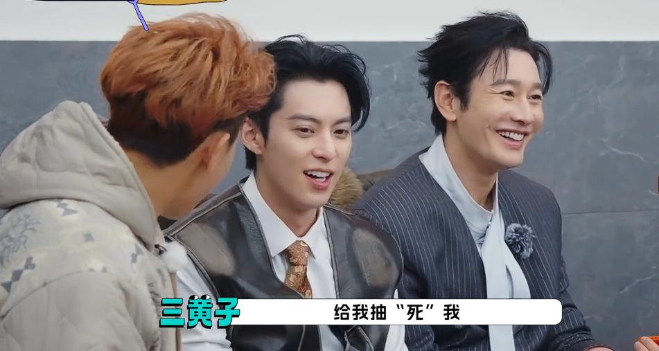 黄子韬和王鹤棣是真敢玩啊！黄子韬在王鹤棣的乐山老家，当着人家的父母和老师声称要玩