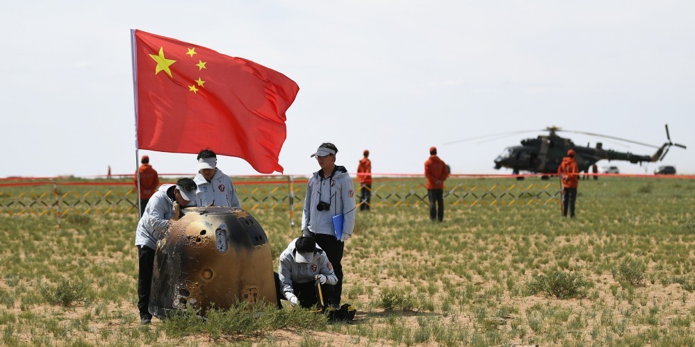 美国刚完成50多年来首次载人绕月飞行，政要们高喊领先中国一步。然而外媒却把目光投