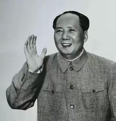 毛主席向群众招手：这一挥，是人民领袖最深的牵挂
 
每次看到老照片里毛主席向群众