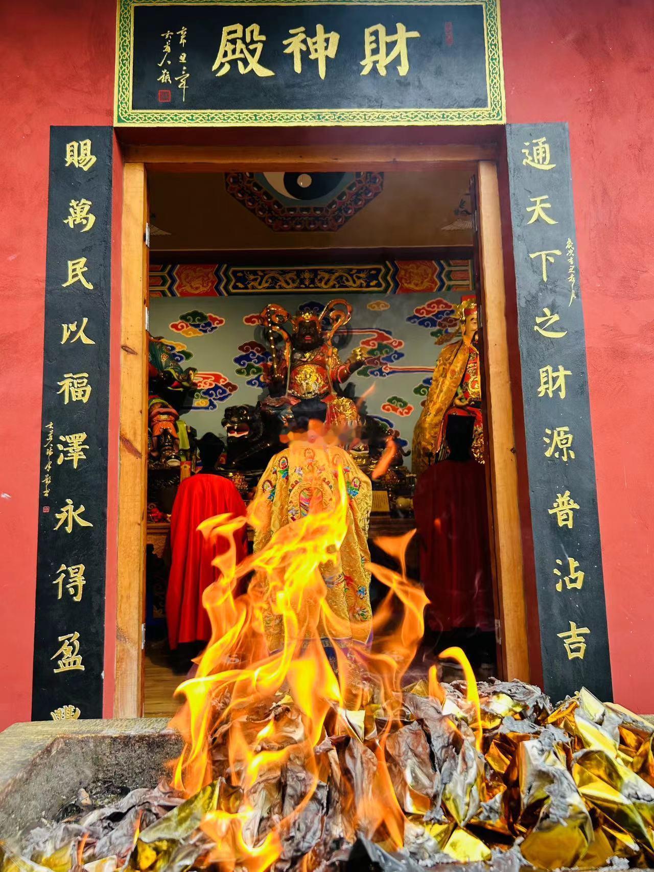 向神明祈愿家家兴，一年四季平安顺，常遇善友贵人，所作皆能成就！ ​​​