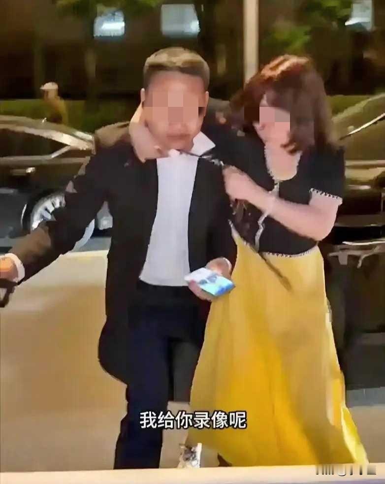 网约车司机遭暴力袭击频发，责任压顶为何只能忍

夜幕下江苏街头，又闹出一桩网约车