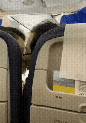 伤风败俗！
如今有些成年人全然不讲公德！

高铁上，一男一女并肩而坐。男的约莫5