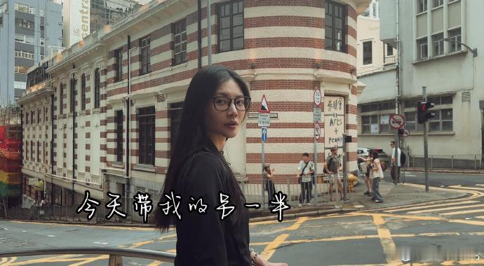 #徐冬冬和26年前的尹子维对望#徐冬冬和尹子维的对望，穿越了 26 年的岁月，成