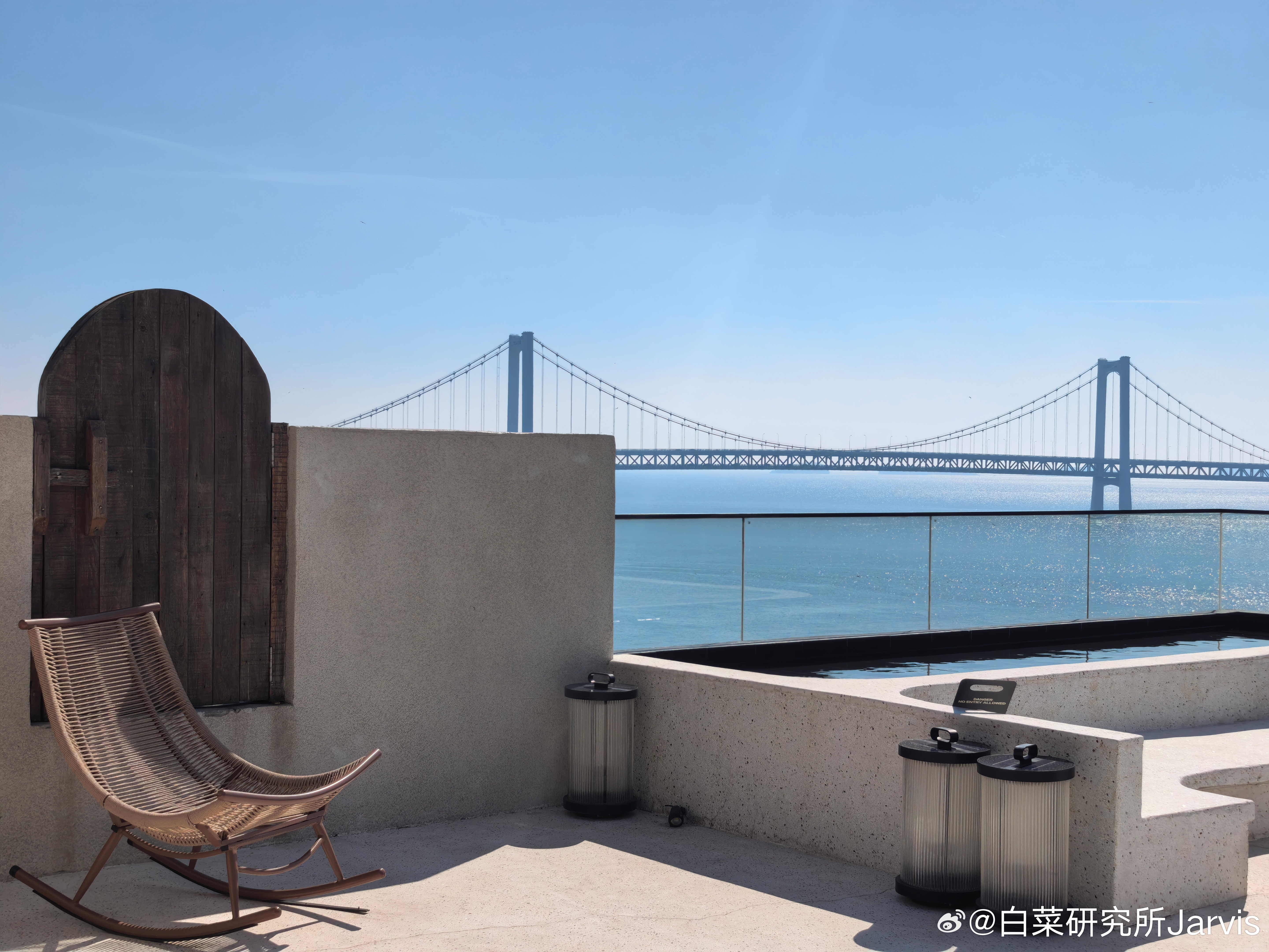 真的好久好久好久没看到这么蓝、这么透亮的天了，看到蓝天大海，心情一下就好了。 大