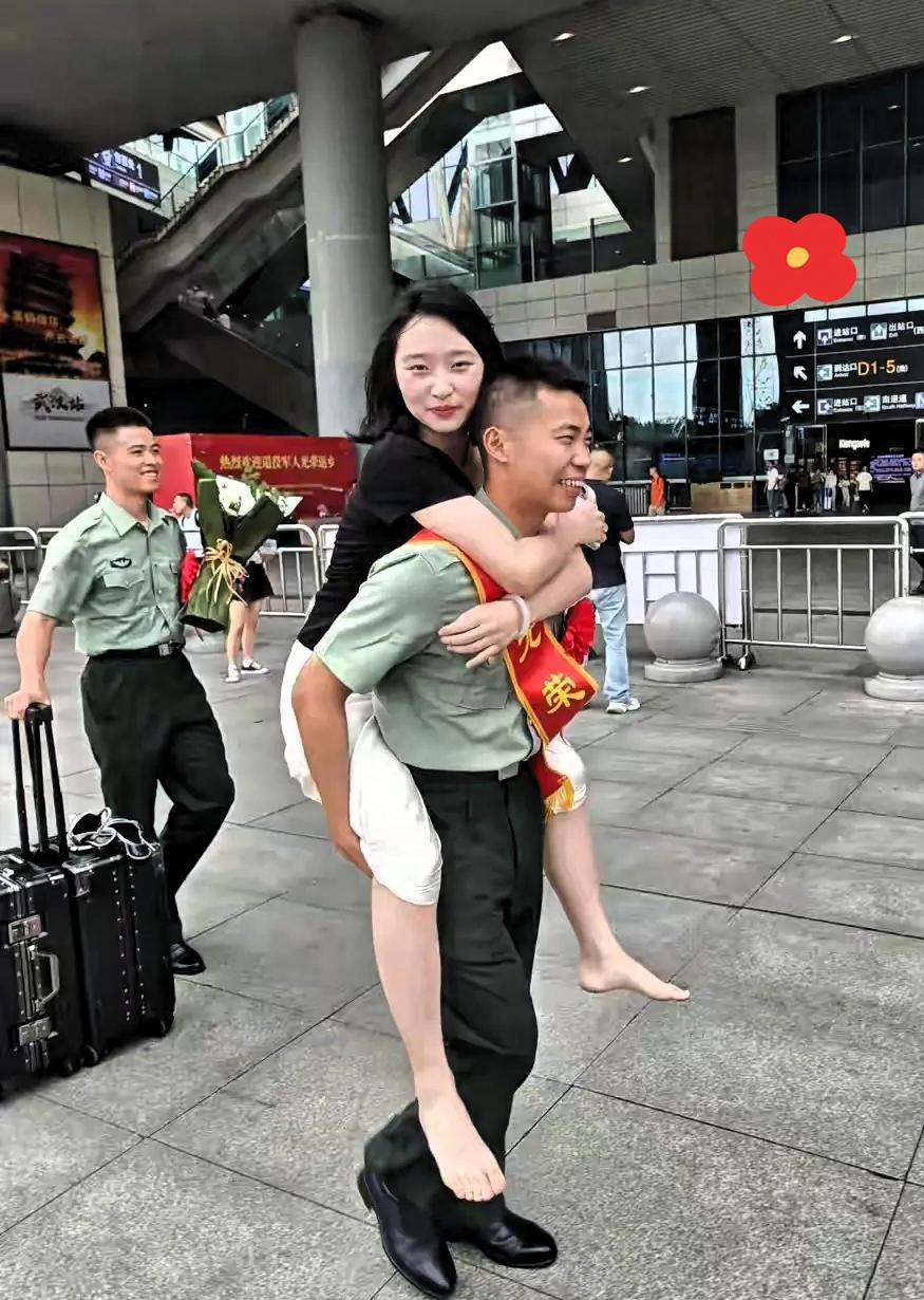 火车站感人一幕，退伍军人光荣返乡，出站就背上久别重逢的爱人。一身戎装褪去，肩上卸