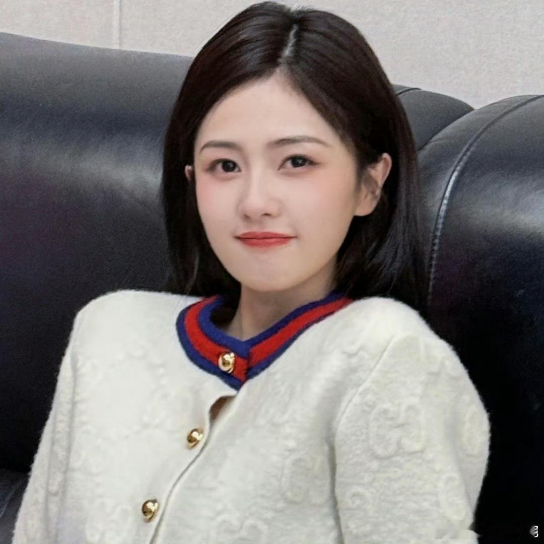白鹿又买热搜炫耀自己的哭戏，声称一天能配六场。然而，如此频繁地演绎，每场哭戏的细
