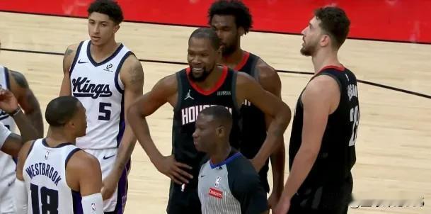 杜兰特笑着来理论，换来的却是威少怒气冲冲
今日火箭128-97国王比赛中，发生了