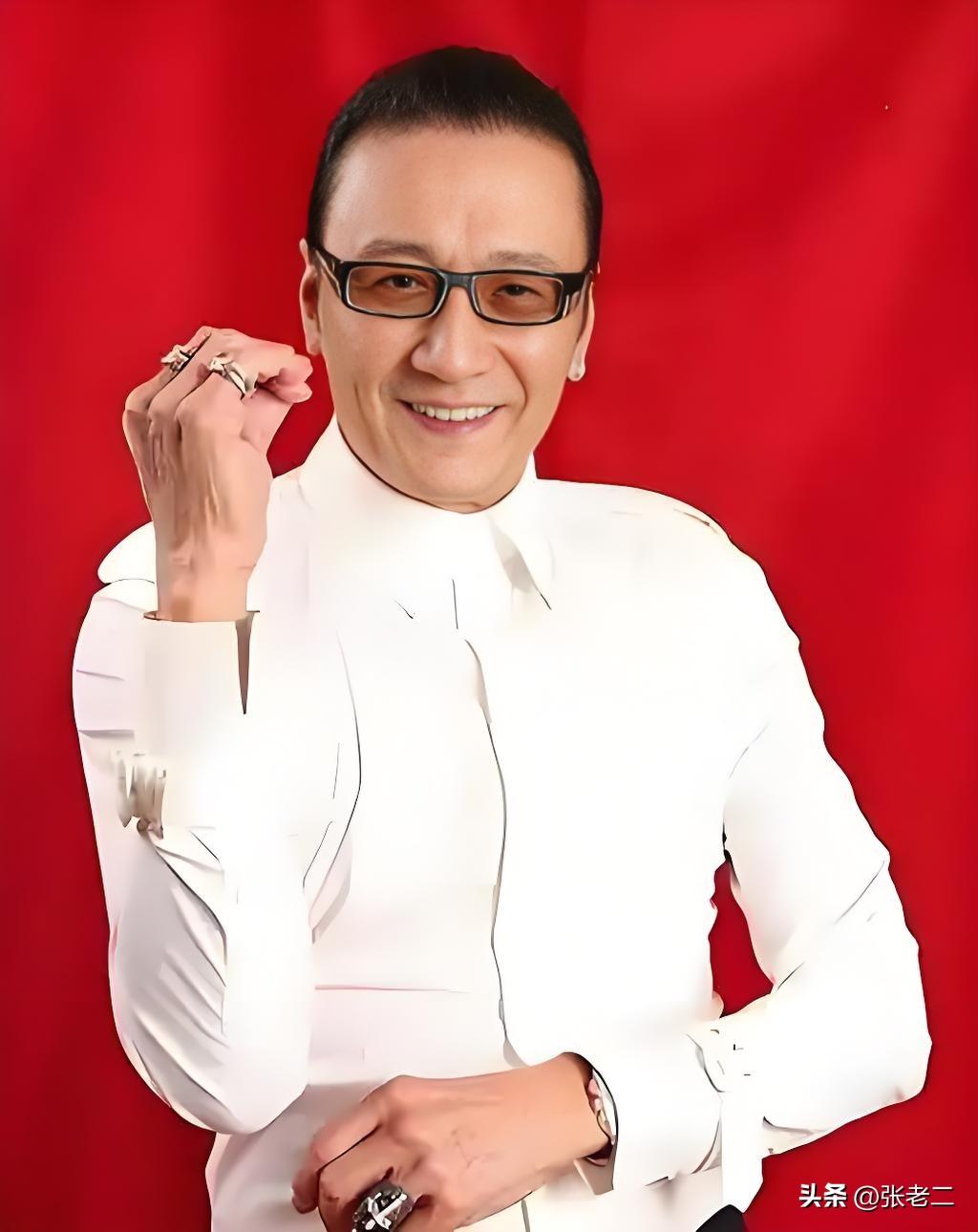 谢贤是怎么出名的谢贤凭借俊朗不羁的外形闯入粤语影坛，《九九九命案》打响名气，出演