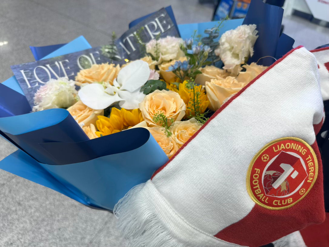 机场来了很多球迷迎接辽宁铁人新来的主教练 沈阳·沈阳桃仙国际机场