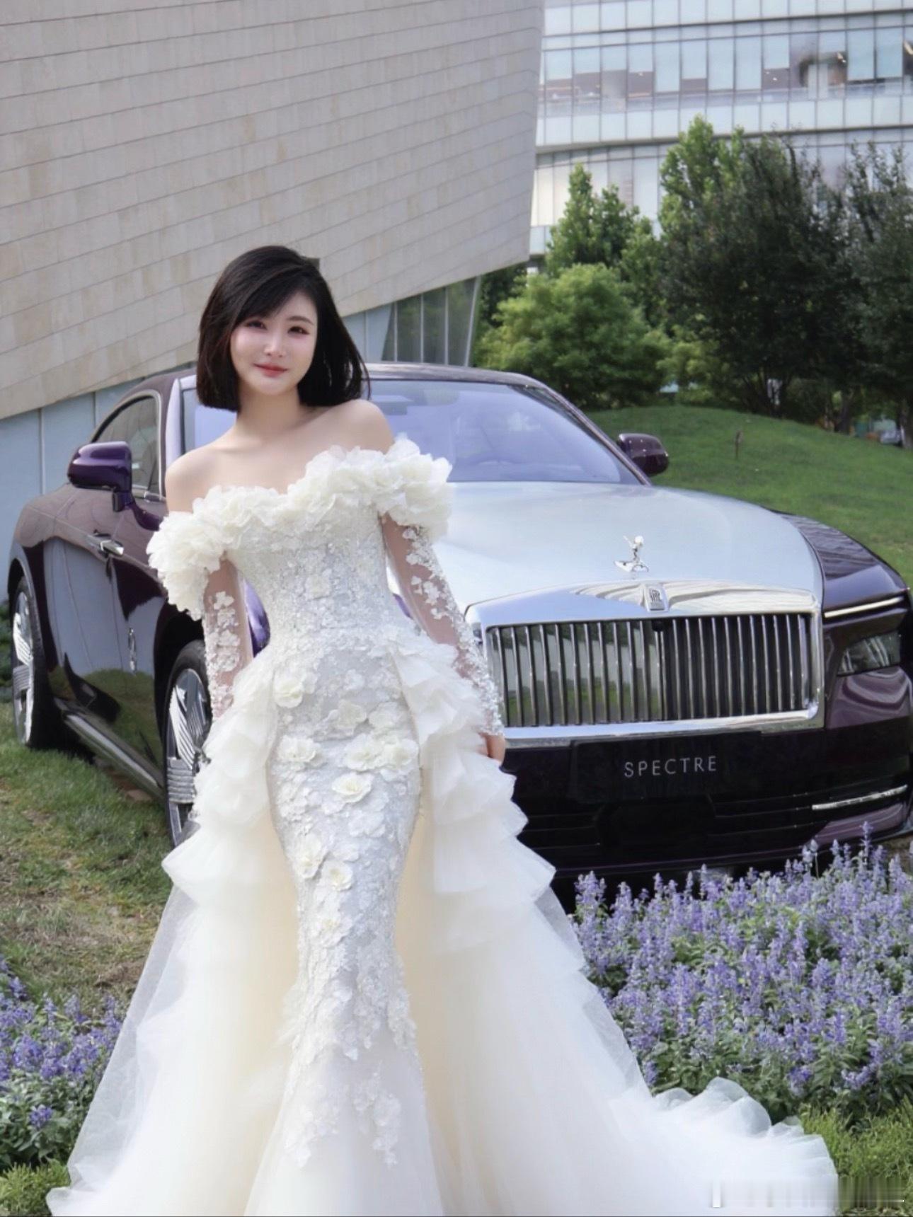 体验了一把AI换衣服[抱一抱][抱一抱][抱一抱]你们觉得哪套好看呀？[期待][