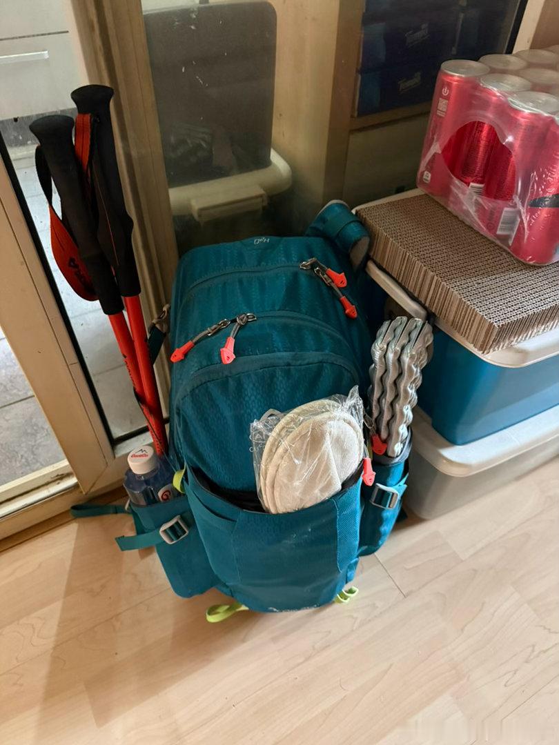 不算我自己穿的衣服是八公斤徒步鞋加冲锋衣就得两公斤多了