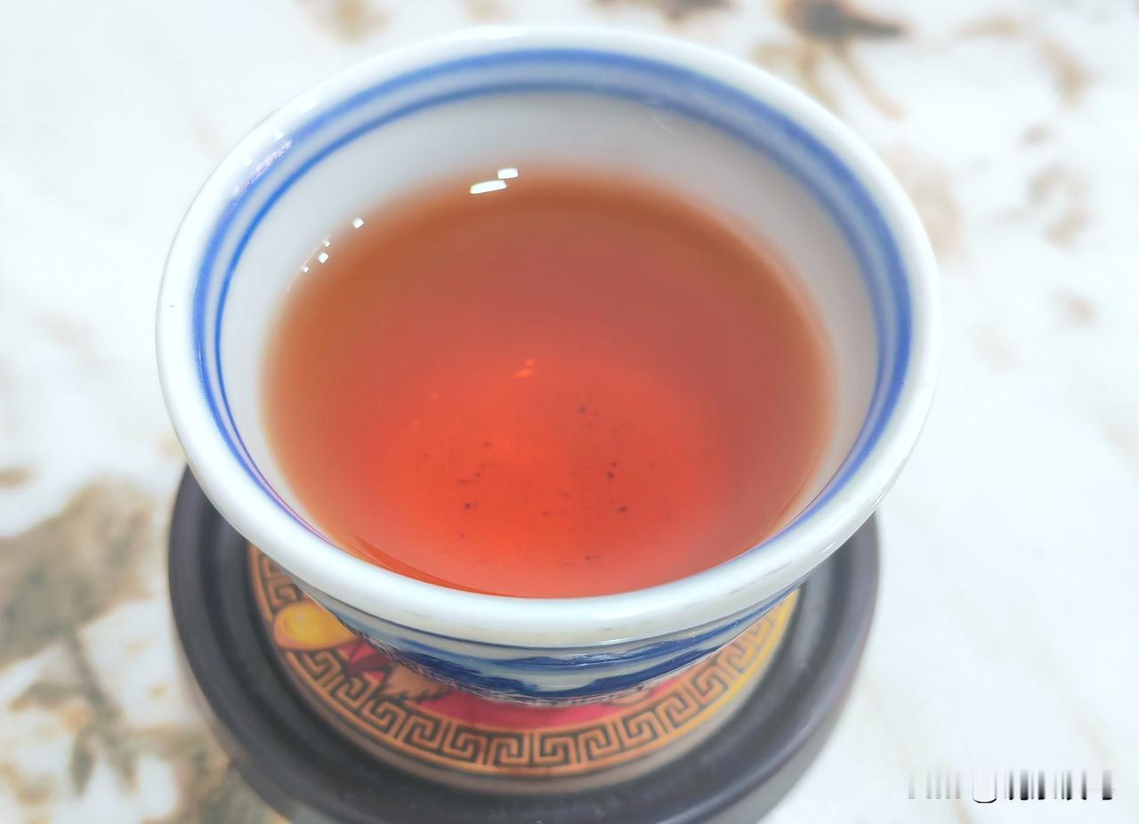 冬至喝杯25年的老熟茶暖暖！
今日冬至，不妨喝点熟普洱茶暖胃暖身，也助阳。
这是