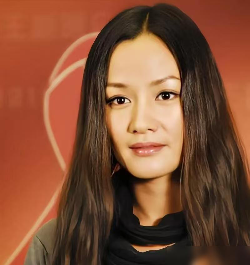 52岁瞿颖，不结婚，不生娃，却给外国男友俩孩子当了后妈。这活法，就离谱。
 
泰