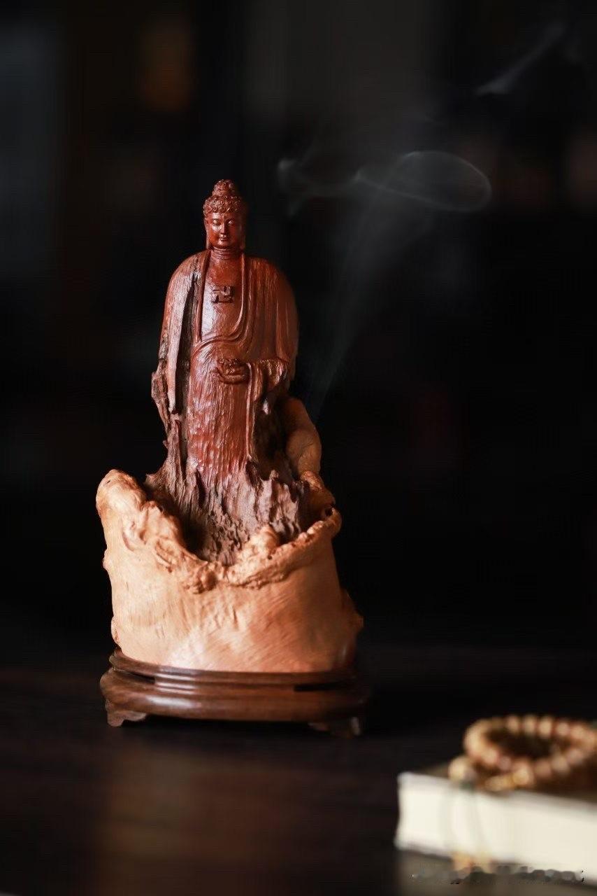 有些“静”，不是没有动，
而是动过之后，还能归于一处。

这件释迦牟尼香炉，
老