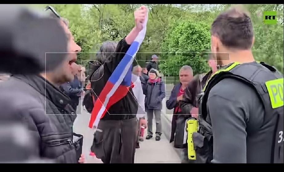 在俄罗斯胜利日当天，一名俄罗斯男子于德国柏林特里普托公园手持俄罗斯国旗，随后被当