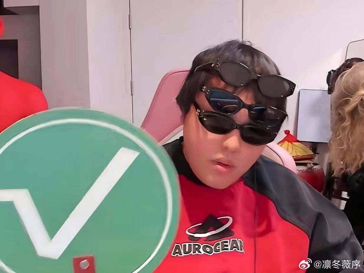 朱朱模仿桃黑黑 朱朱学姐真的太放得开了，在怦然心动20岁现场模仿桃黑黑名场面，又