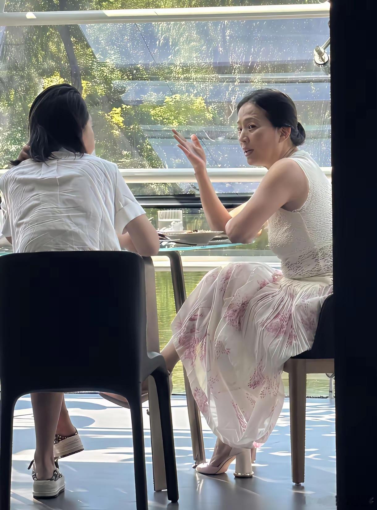 刘亦菲妈妈已经67岁了，但状态真的很好 ​​​