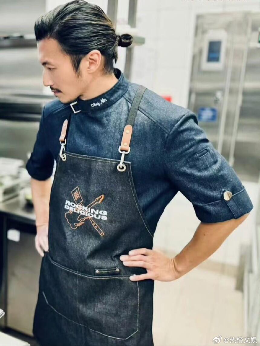 谢霆锋吃饭和音乐都要兼顾 谢霆锋品菜的样子像在拆解一道音乐题，火候、调味、层次全