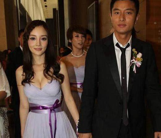 堪称娱乐圈中的最美伴娘团：当年董璇高云翔结婚的伴娘伴郎是李小璐贾乃亮这对，俩人手