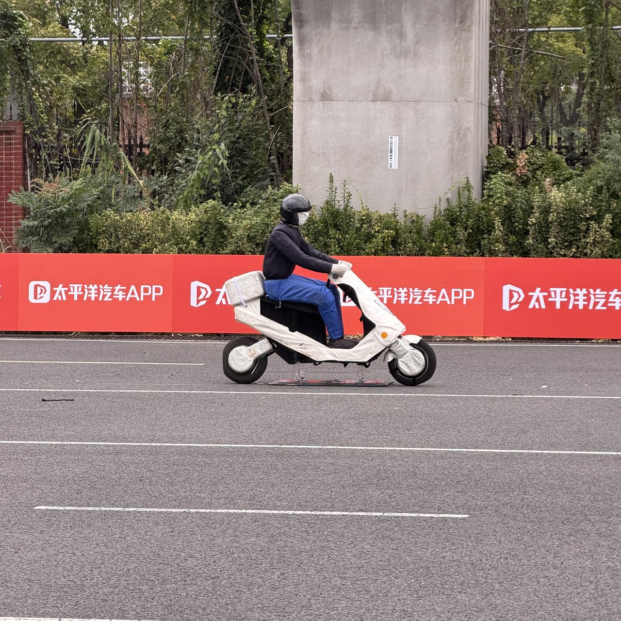 在城市里开车，最让人心惊肉跳的，莫过于一辆电瓶车突然从车头前“杀出”
据交通数据