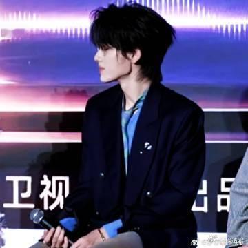 宋亚轩金丝眼镜西装杀国乐无双金丝眼镜与西装的绝妙结合，让小宋在众星璀璨中瞬间脱颖