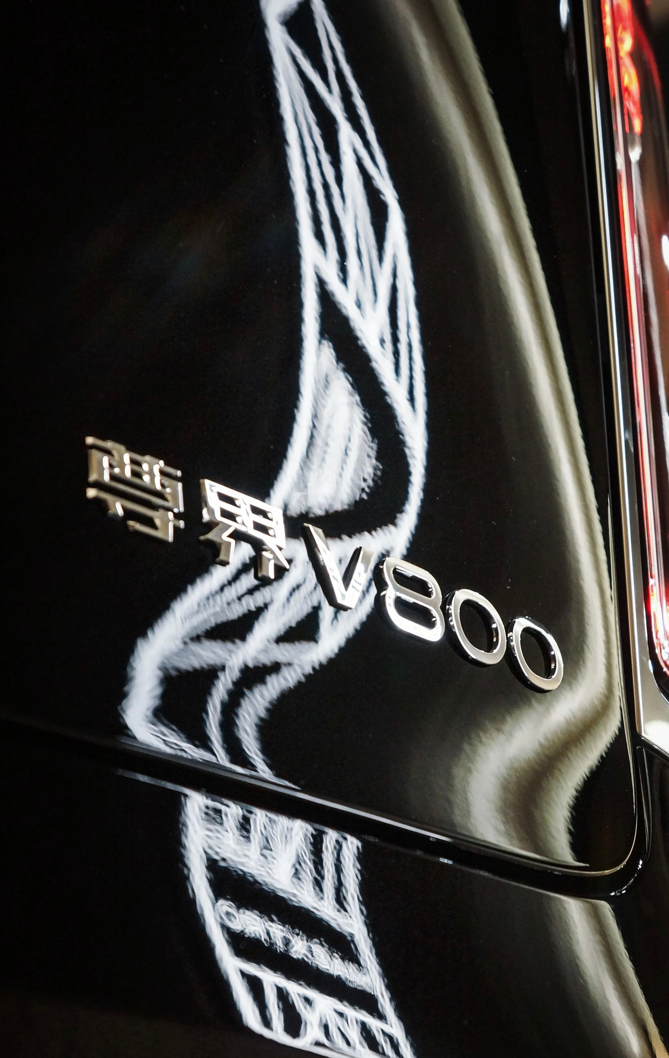 尊界V800现车仍需加价数千元尊界V800交付周期原本要10-12周，不少着急提