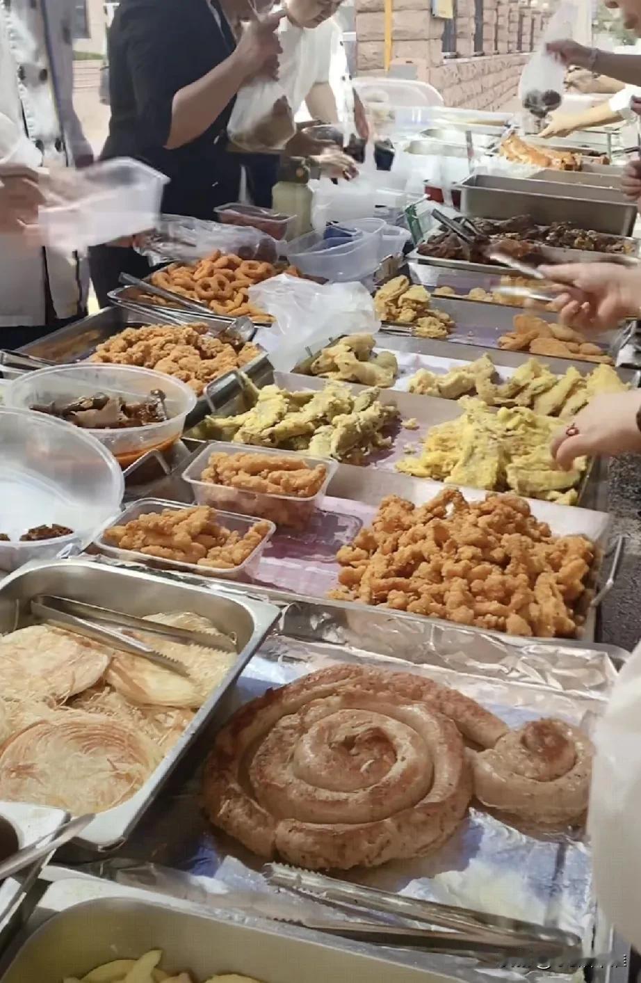 大酒店纷纷摆摊，旧时王谢堂前燕，飞入寻常百姓家。
挺好，普通老百姓也能尝尝大厨的