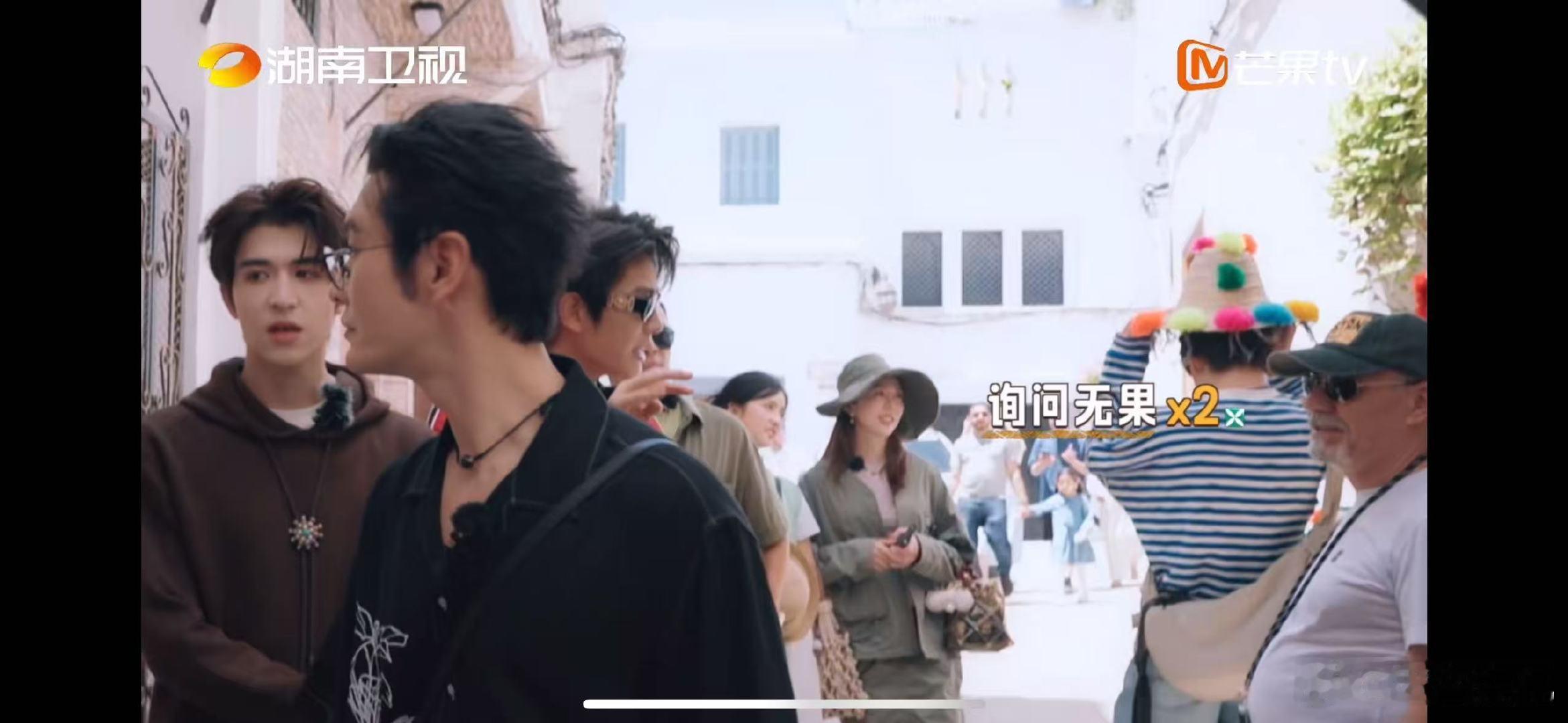 丁禹兮模仿ATM机好抽象中餐厅为取启动资金寻ATM机，丁禹兮英语沟通顺畅，抽象模