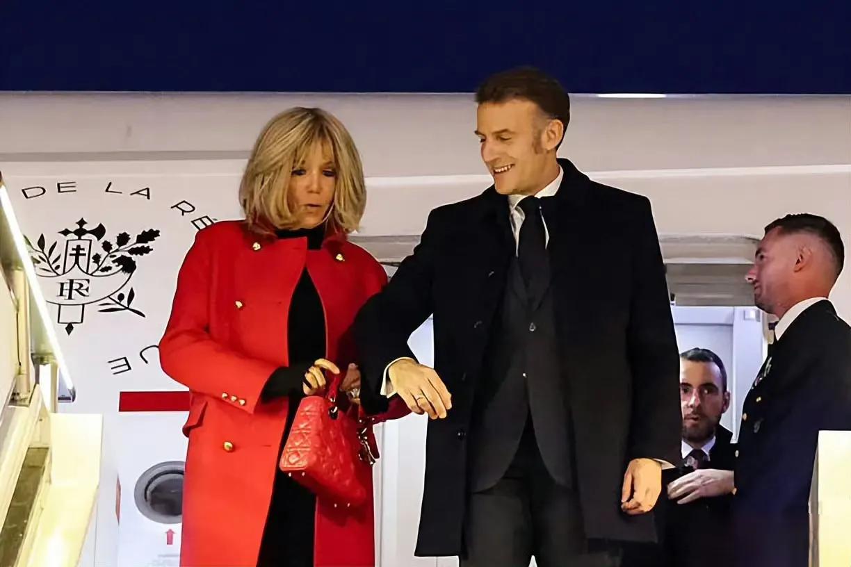 马克龙夫妇这次访华几件有趣的事！刚刷到总统下飞机的图，直接被他的笑容戳中，呲着大