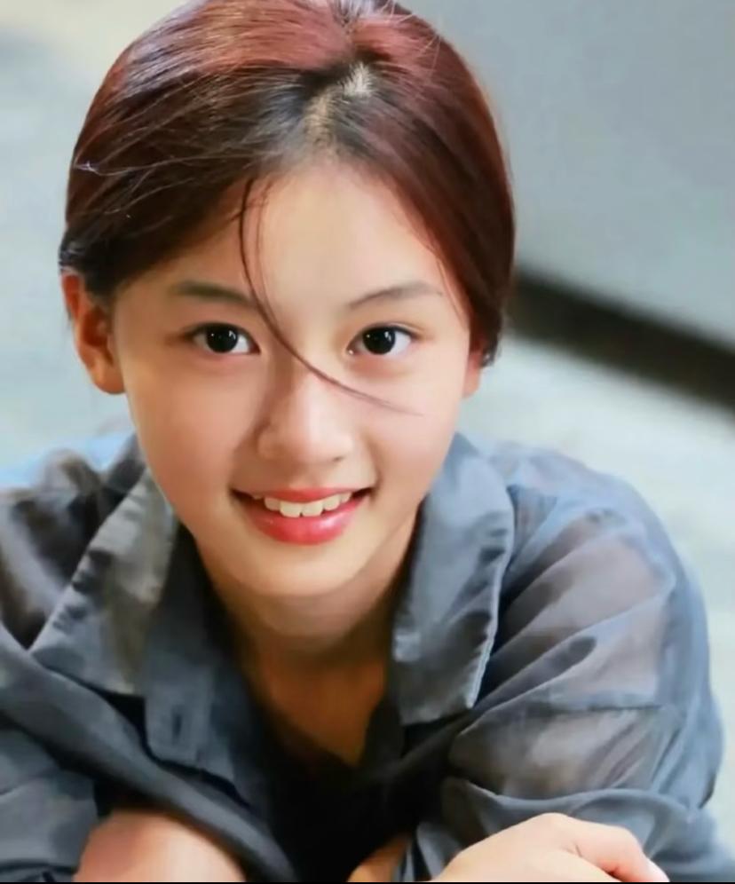 网红七七真该感谢下当初拍她的那个街头摄影师
特别是将当初的街头照与现在出道后拍摄