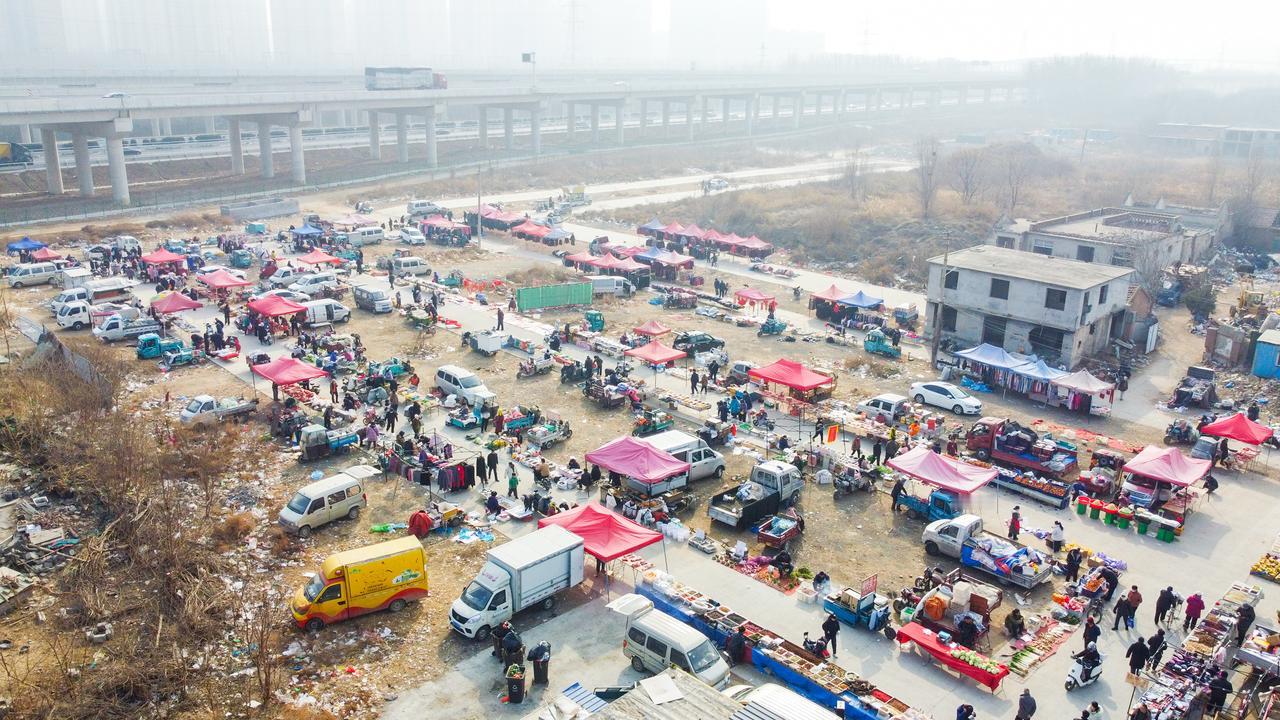 2月3日，随着春节临近，市民采购年货的热情高涨，市区多个农村大集迎来客流高峰。位