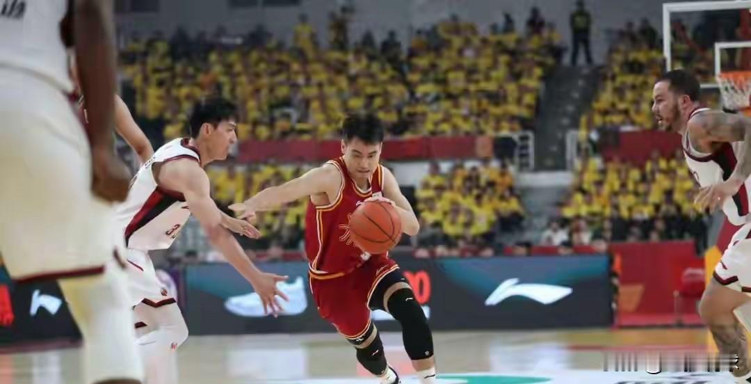 看了山西对浙江的比赛，我认为广东碰到山西还是够呛的。

目前的广东内线依旧是一个