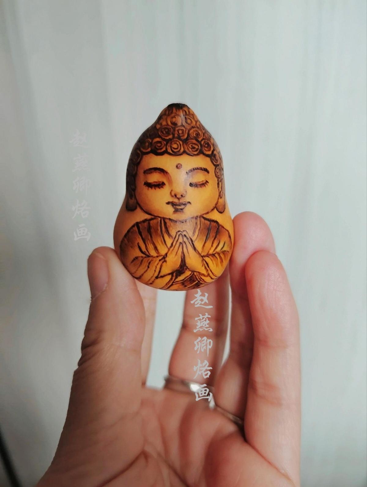 一枚小葫蕴清禅，烙铁描成童子仙。合掌低眉心自静，温棕淡墨渡尘缘。佛系手把件