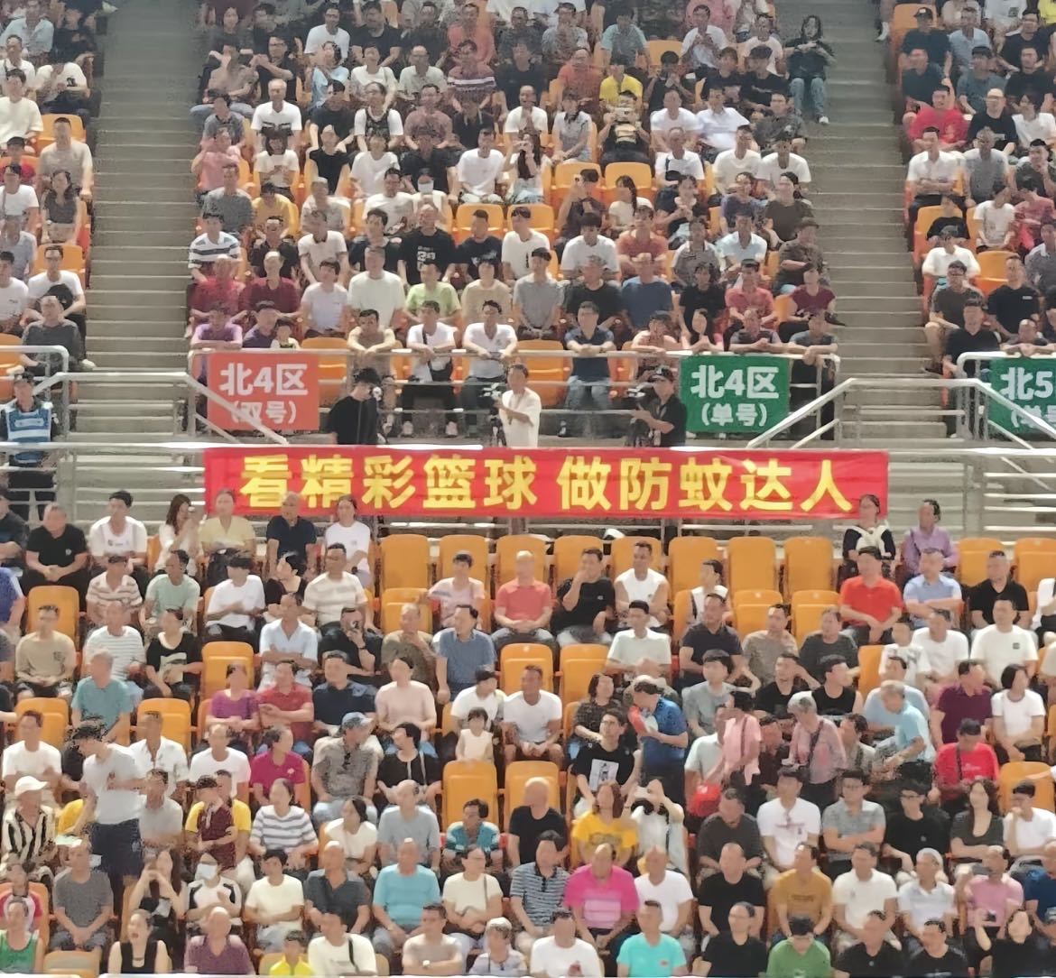 这个标语亮了，“看精彩篮球，做防蚊达人。”[笑cry][笑cry]讲真，篮球赛场