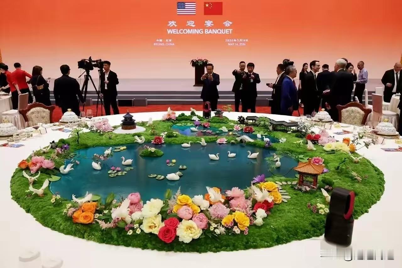 晚宴最大的“明星”，不是世界首富马斯克，也不是全球股王“英伟达”的掌舵人黄仁勋，
