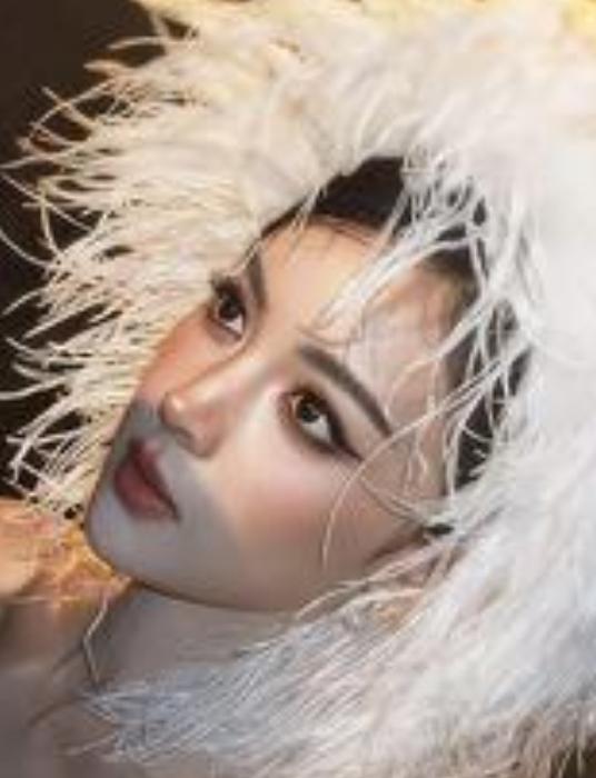 古力娜扎在2026年9月25日的芭莎之夜红毯上，身穿一袭Alexis Mabil