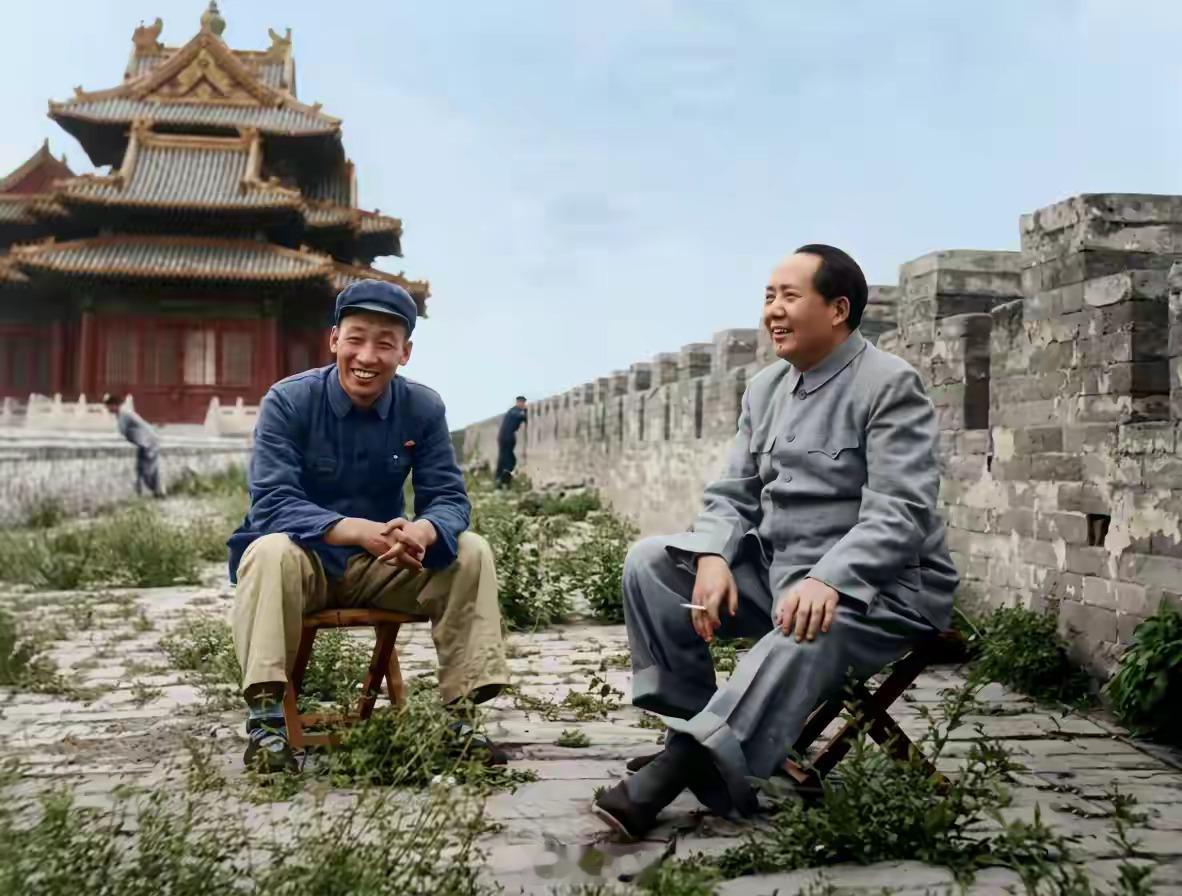 1954年5月17日的午后，毛主席登上故宫城墙视察，行至东北角楼稍作歇息，身旁陪