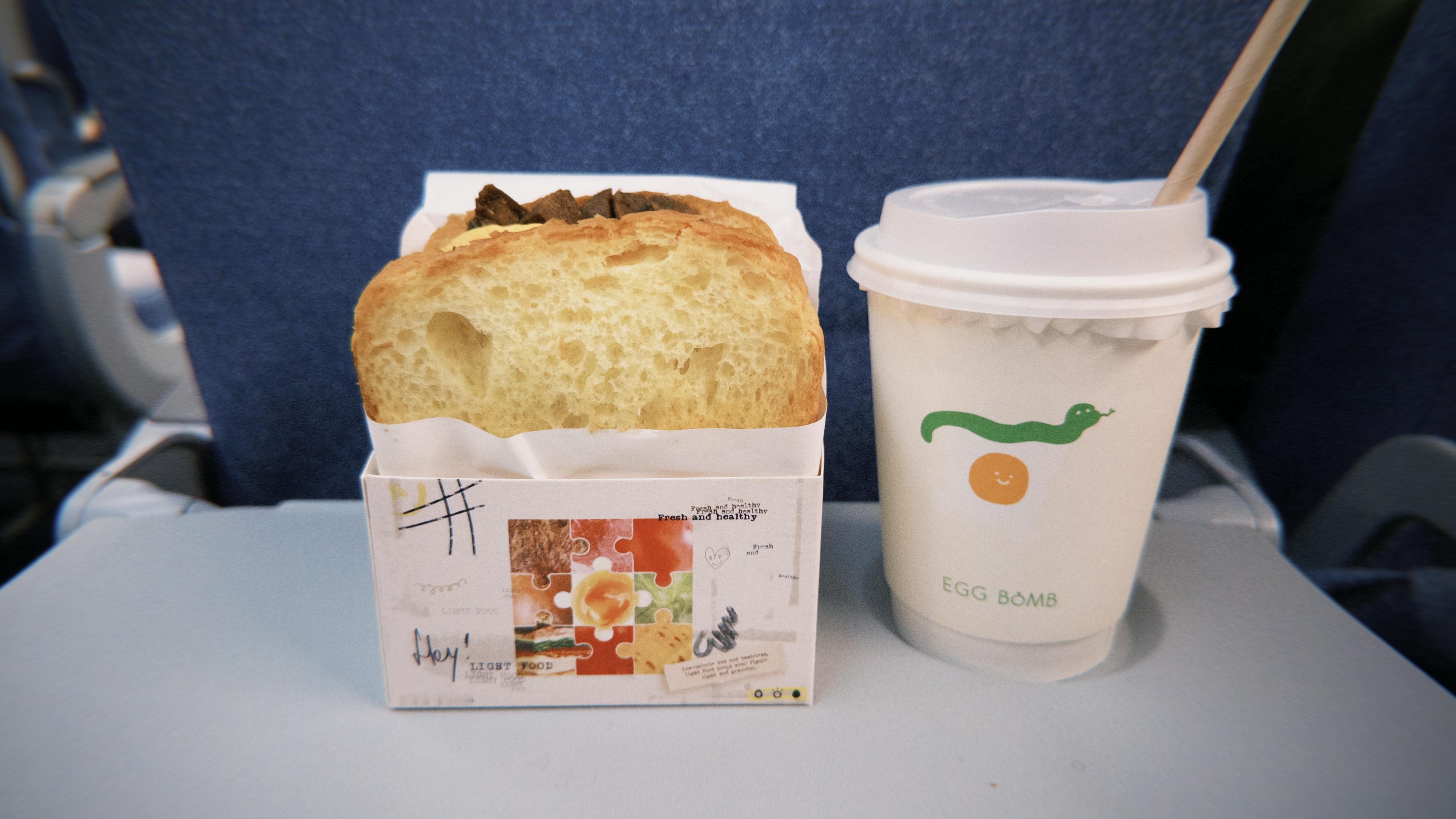 在飞机上正啃着三明治，听到后排两位乘客在聊天，一个是投资人，一个是大学教授，他们