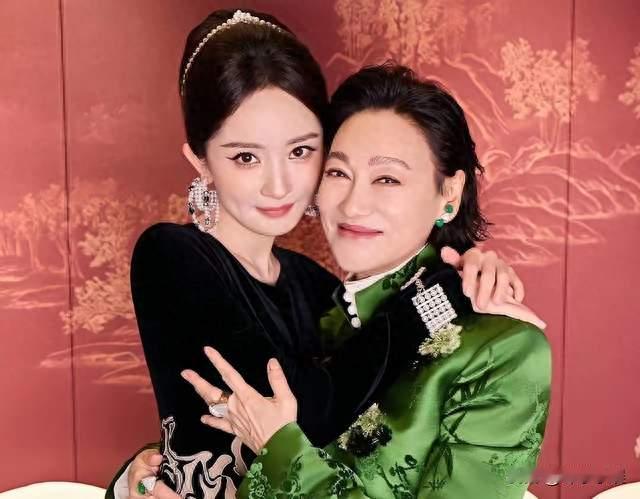 66岁惠英红一袭绿旗袍同框杨幂，两人脸贴脸紧抱相拥，亲密如姐妹