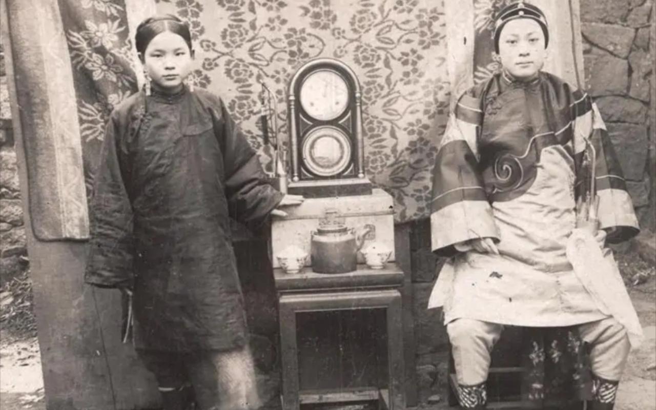 1904年，通房丫李氏正站着侍奉丈夫与正妻，突然，管家进来喊了一句：“中了！”李