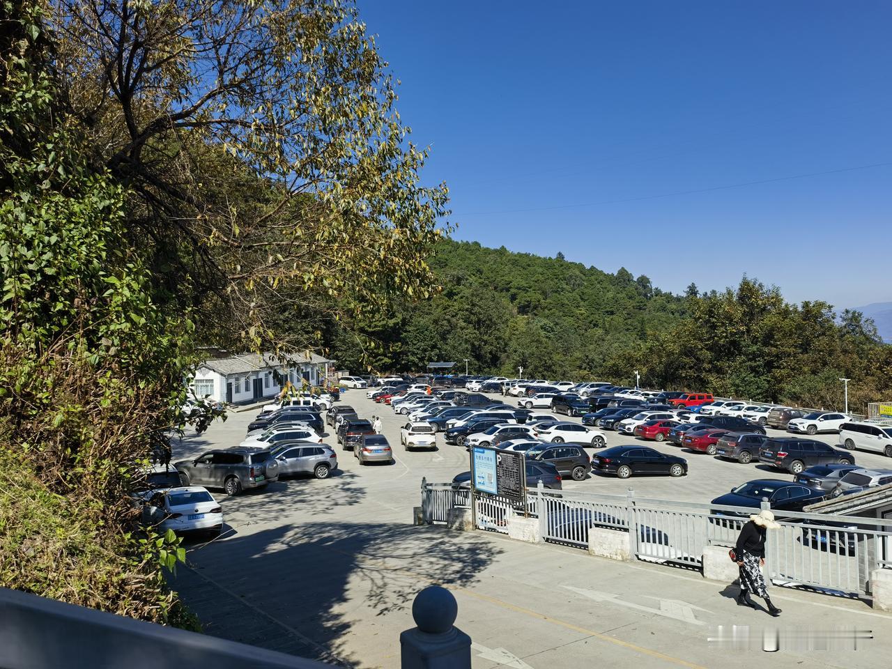 大理苍山感通索道停车场，停车方便，而且车位较多。停车场里面还有充电桩，不过数量不