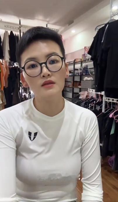 80岁的书画家张伯金与小他38岁的离婚“老婆”三喜本人的回应来了：
她说：“好多