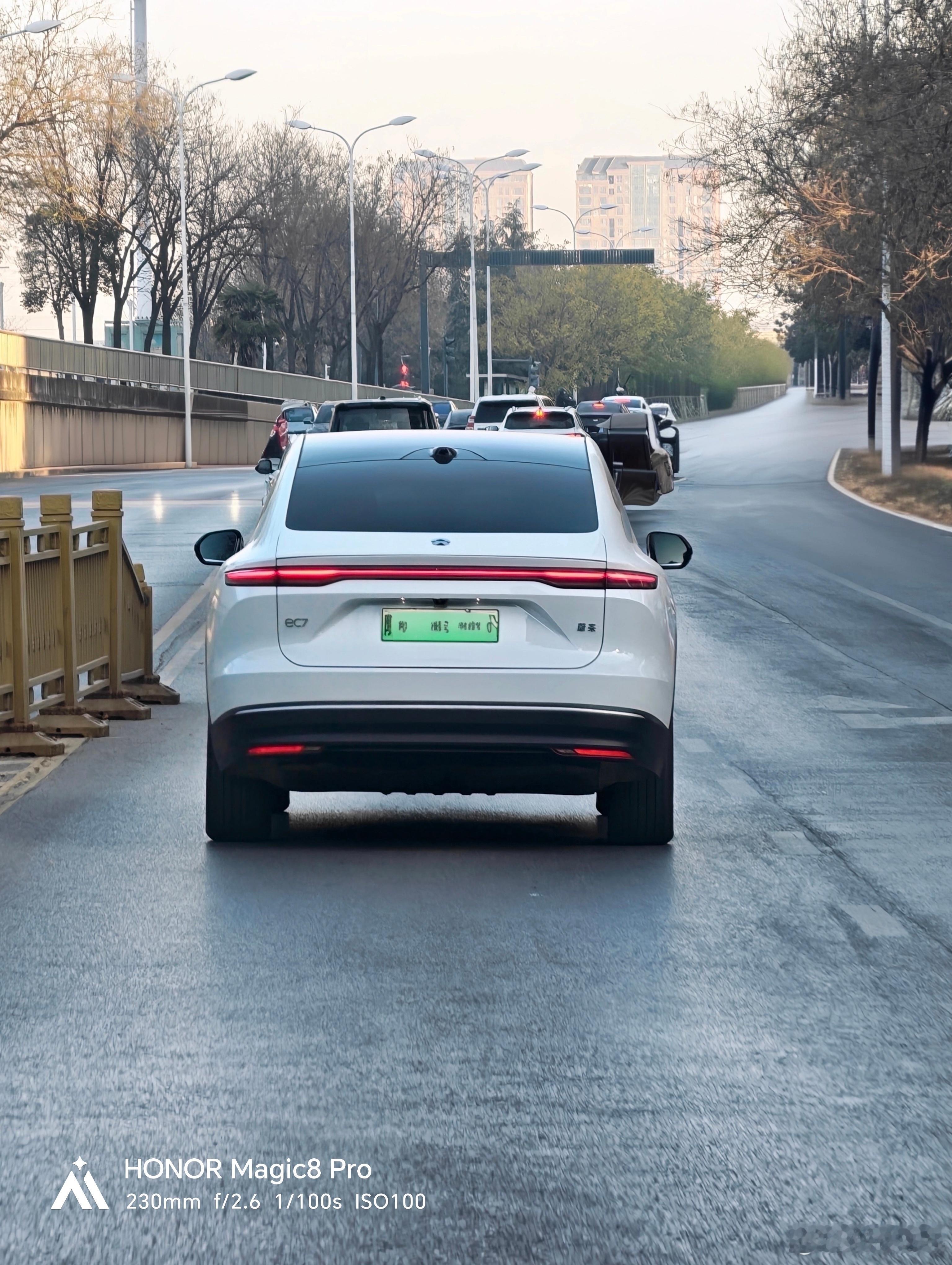 蔚来7字辈虽然路上看到的比较少但不得不说EC7 ET7都挺漂亮 能在一众国产特斯