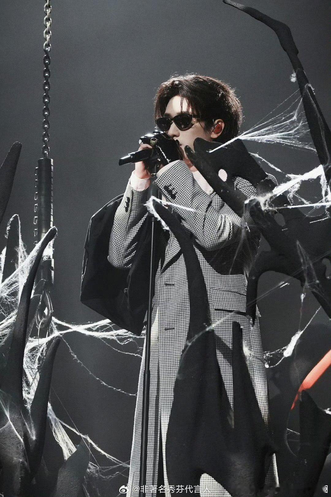 严浩翔知道信任在消磨严浩翔本人的作词作曲是非常有态度的 