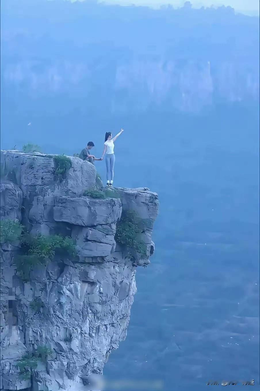 在这种地方，男的敢不求婚吗？但凡说个不字，就真的出人命了，且无转圜余地！