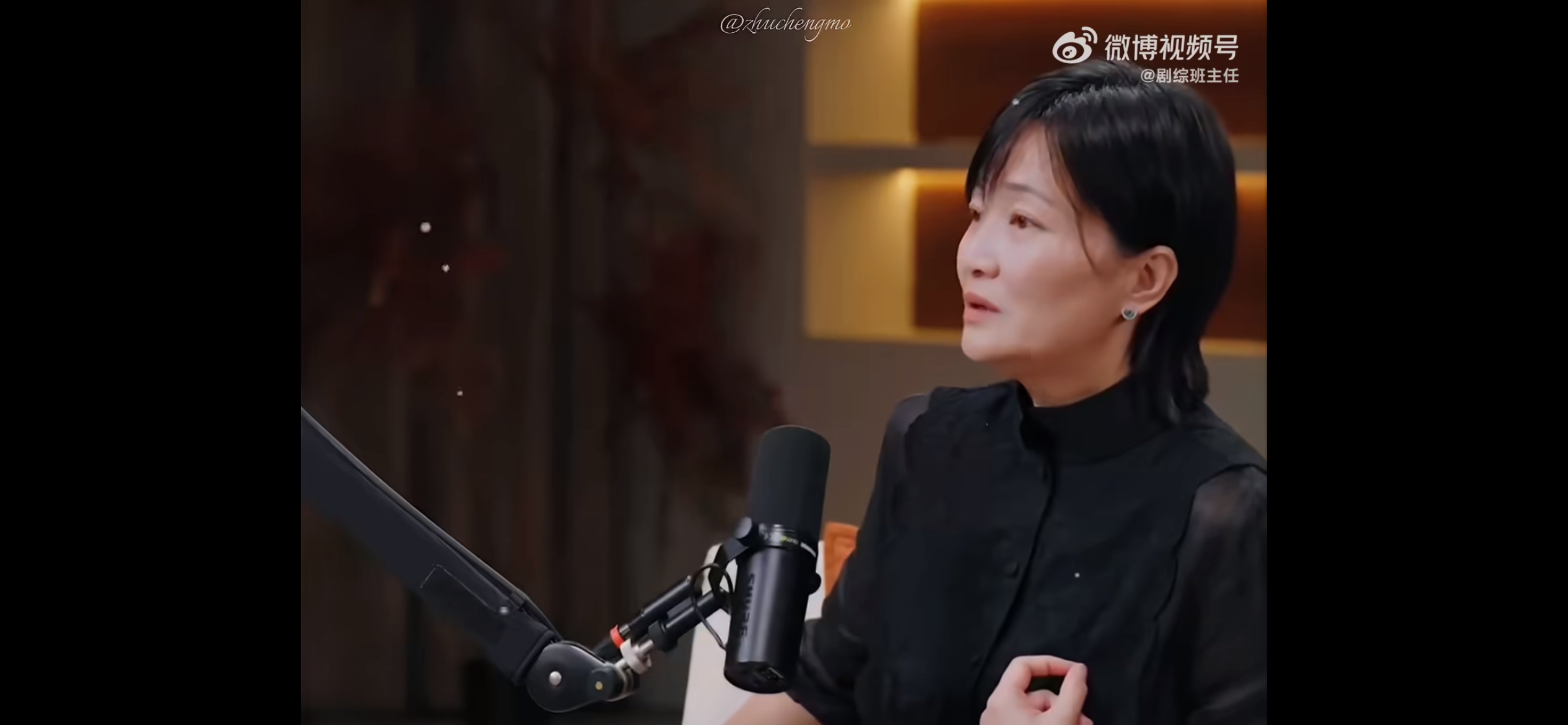 这段采访曝光之后，网友感慨万千：“原来镜头里的爱恨，背后是中年女演员的生存压力。